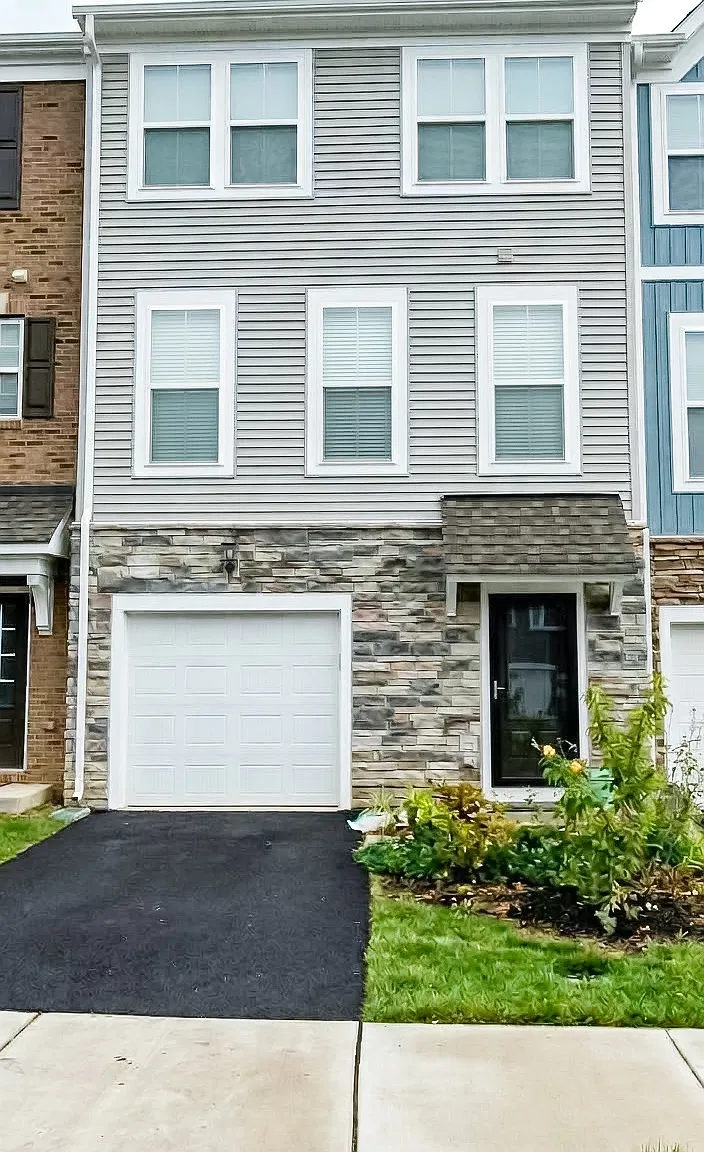 4 bed, 3.5 bath, 2113 sqft, $3,300 — Photo 1
