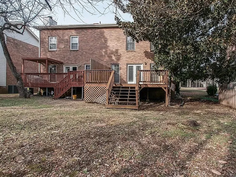 1121 Clifton Ln — Photo 3