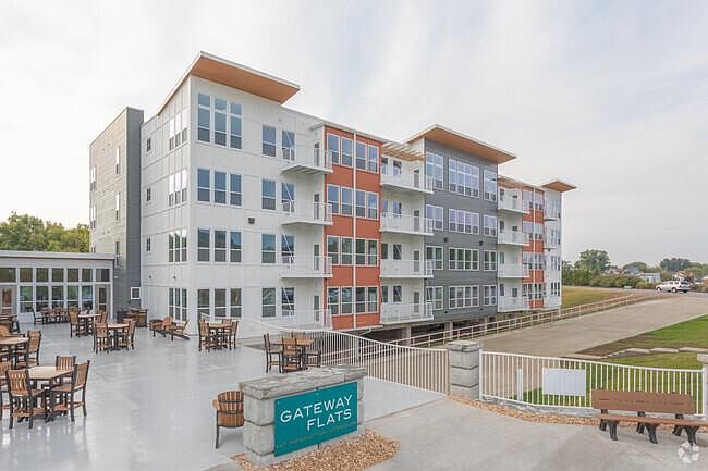 1st image of 284 Manhattan Blvd
