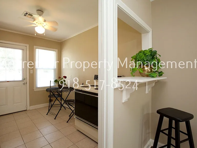 929 E 37th Pl — Photo 5
