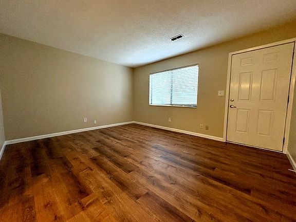 3rd image of 912 N Main St #15