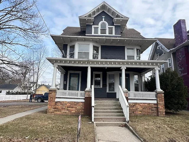 3 bed, 900 sqft, $1,200 — Photo 1