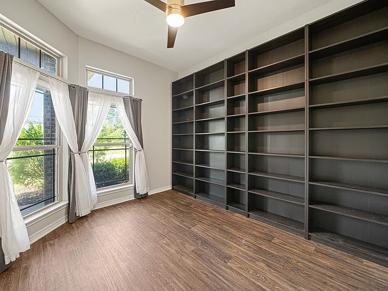 2132 Vizcaya Dr — Photo 31