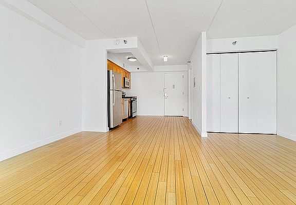 5th image of 516 W 47th St APT S2d