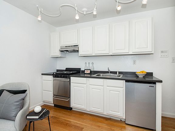 3rd image of 977 Pine St APT 3