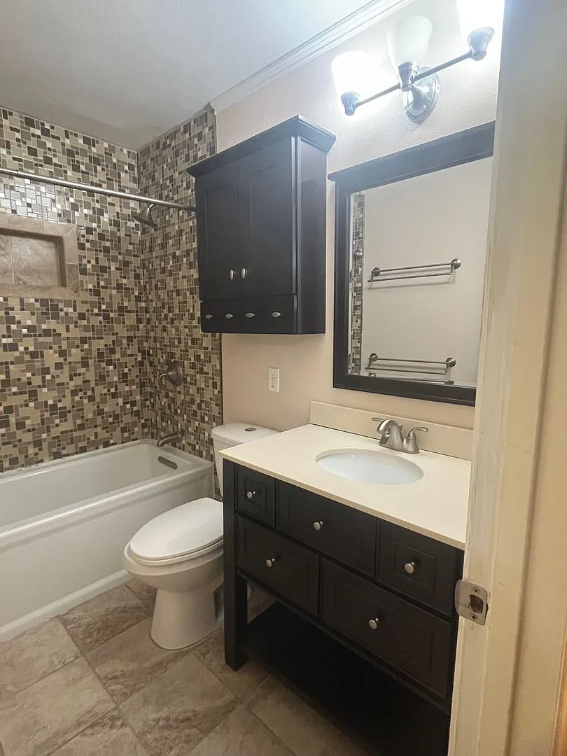 Spacious 3 Bedroom 2 Bathroom Home — Photo 4