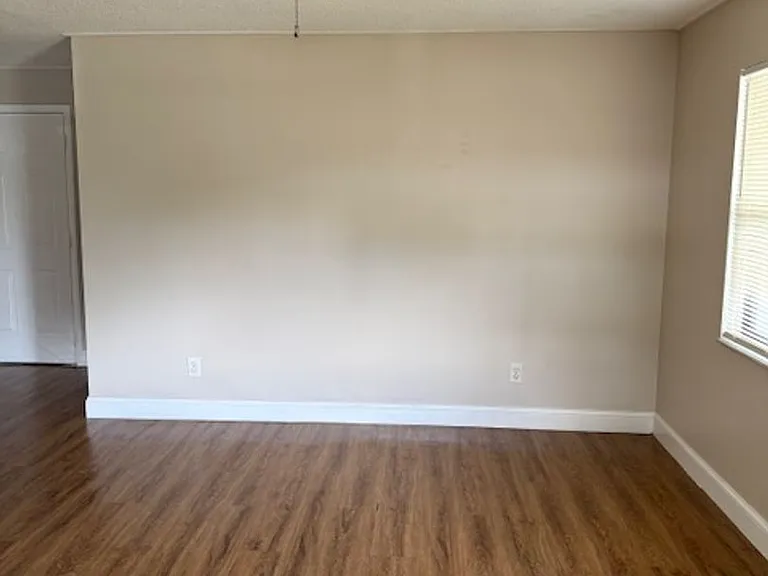 230 N Robbins Ave — Photo 4