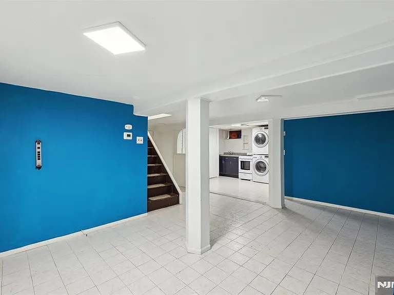 48 Marinus St — Photo 36