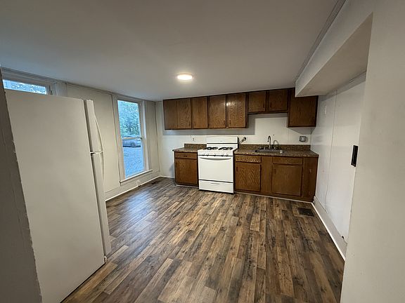 5th image of 213 Clinton St