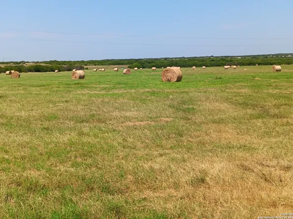 1061 county road 156, Kenedy, TX 78119