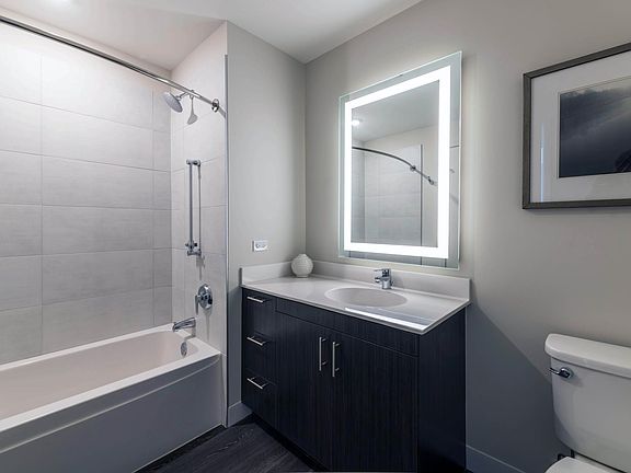 4th image of 811 W Montrose Ave #601