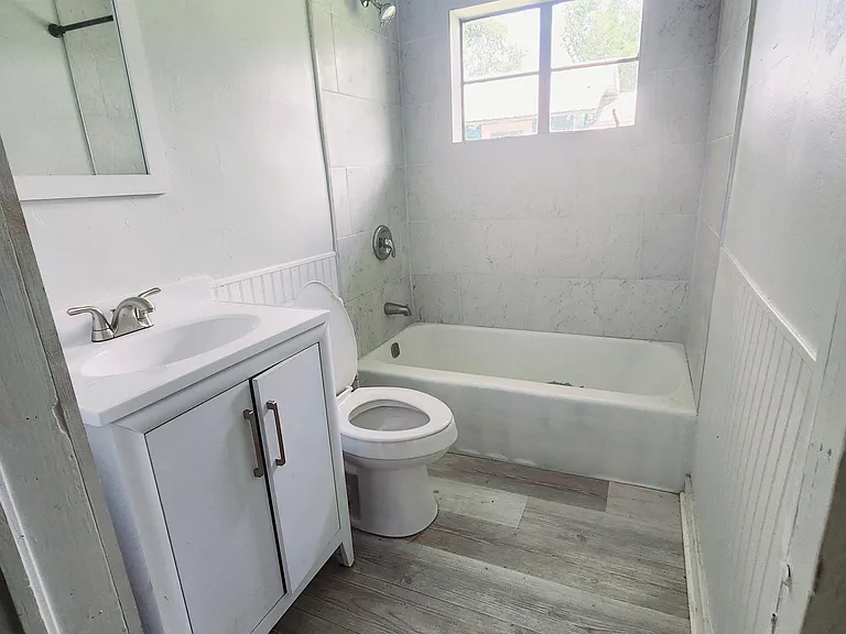 109 E Cross St — Photo 10