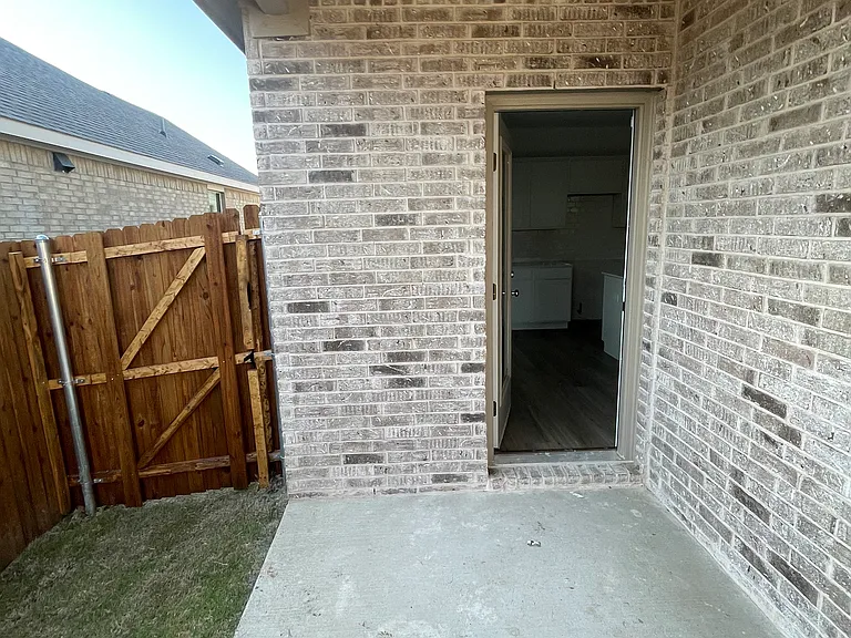 1203 Sassafras Dr — Photo 10