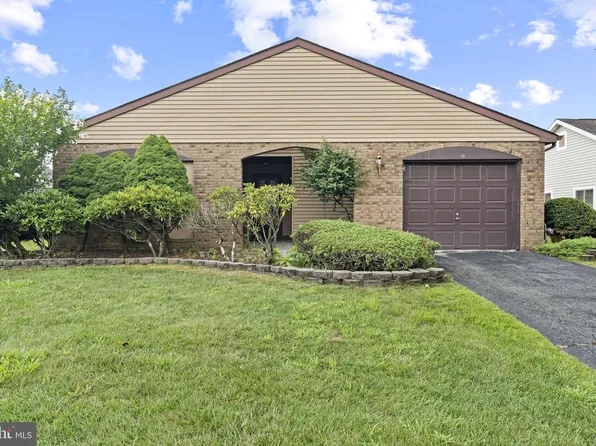 121 Peasley Dr, Marlboro, NJ 07746