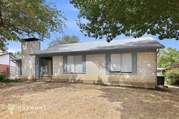 3 bed, 2.0 bath, 1389 sqft, $2,165 — Photo 2
