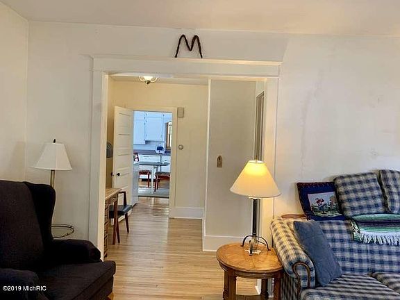 4th image of 613 E Melendy St