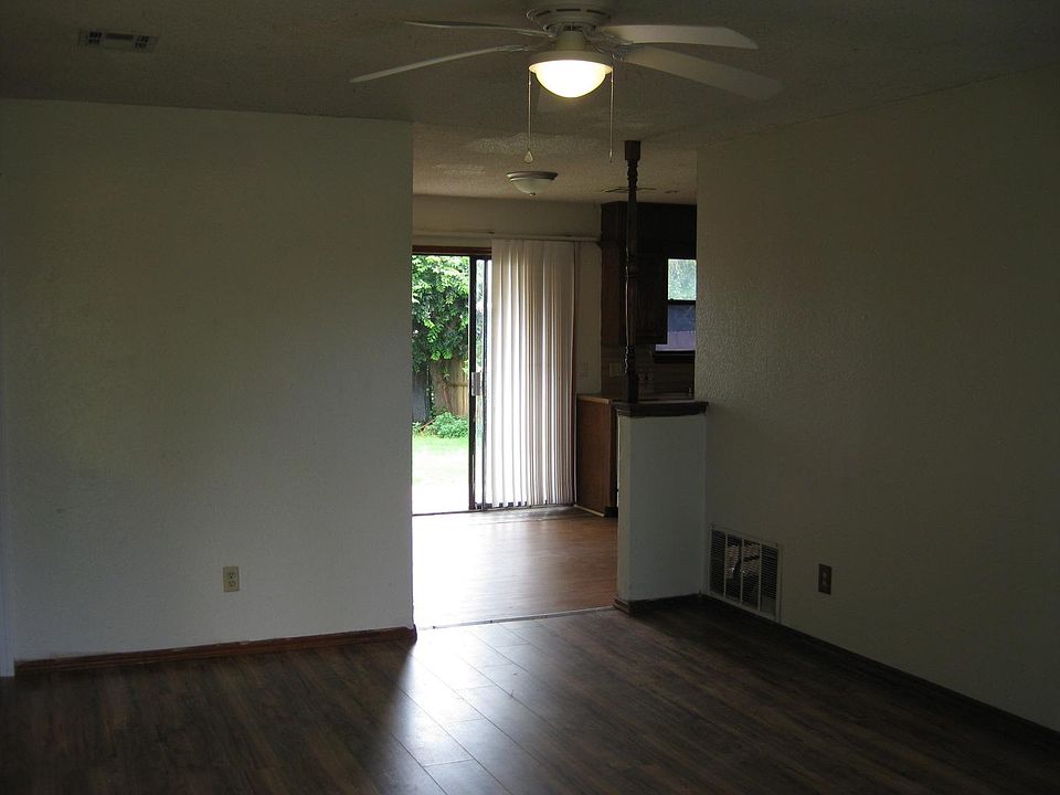 2nd image of 801 W Perry Dr