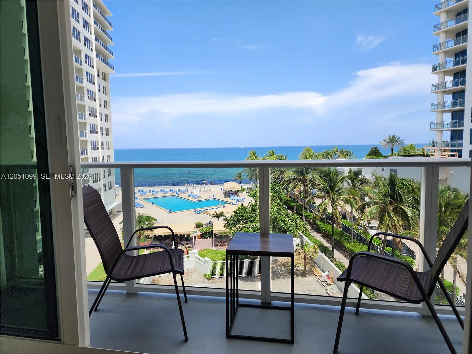 Alexander Towers Condo — Photo 2