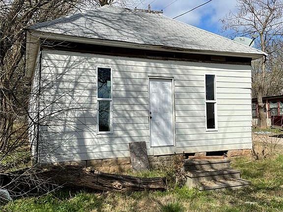 3rd image of 610 E Jefferson St