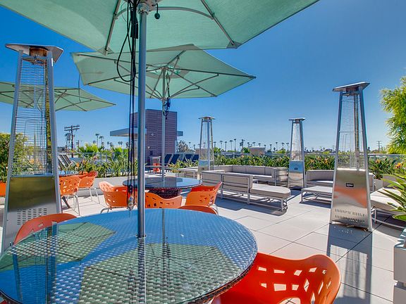 Relax or meet up with friends on the rooftop deck and enjoy views of Venice