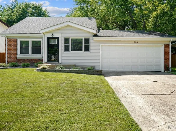 909 Parma Dr, Ballwin, MO 63021