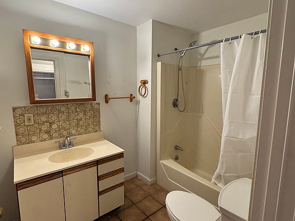 3rd image of 729 Center St #3