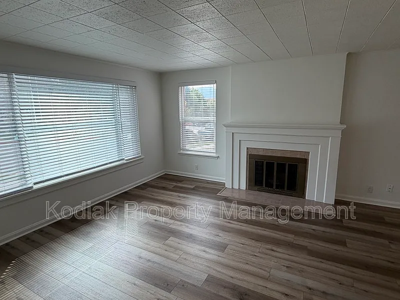 2 bed, 1.0 bath, 1546 sqft, $2,900 — Photo 3