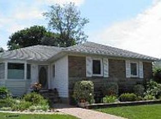 10 Locust Ln, Syosset, NY 11791