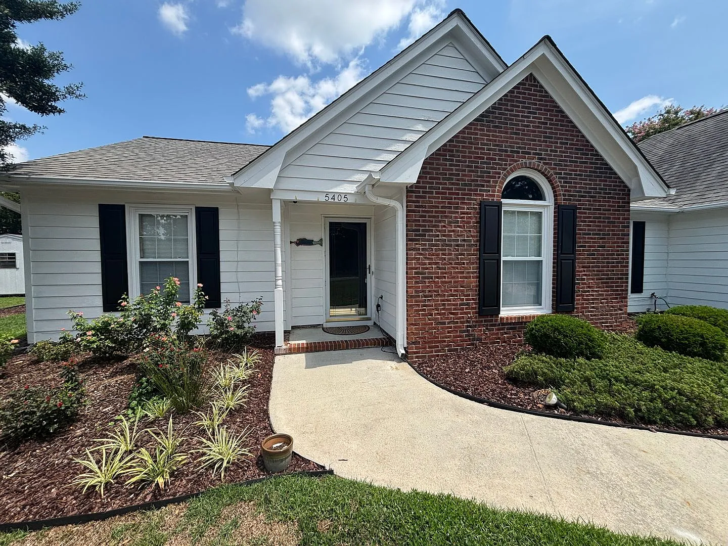 3 Bed 2 Bath Single Family Home W/ Fully Fenced Backyard And Garage! Reduced Deposit — Photo 4