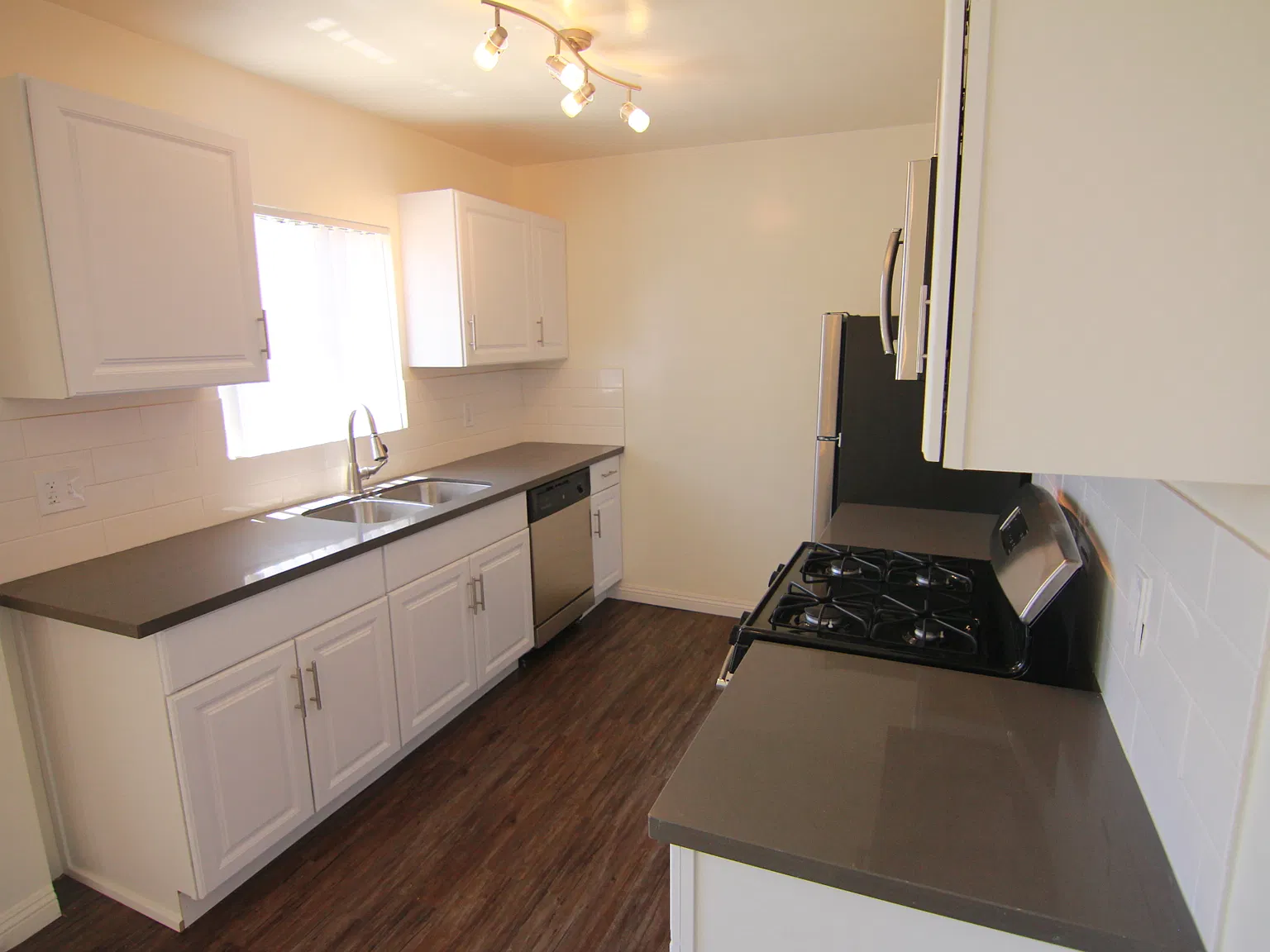 Carthay Square 1 Bedroom with Parking — Photo 3