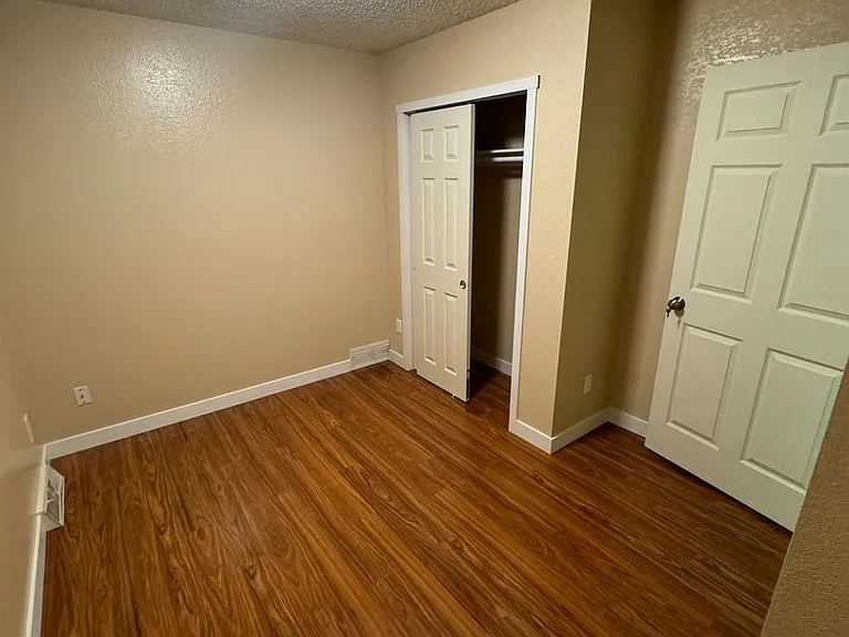566 Voiles Dr — Photo 4