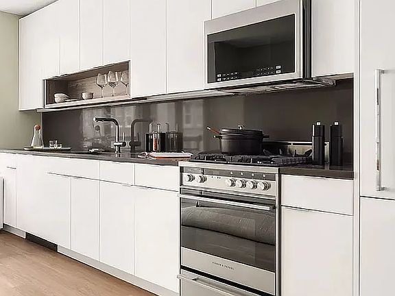 4th image of 70 W 37th St #2312A