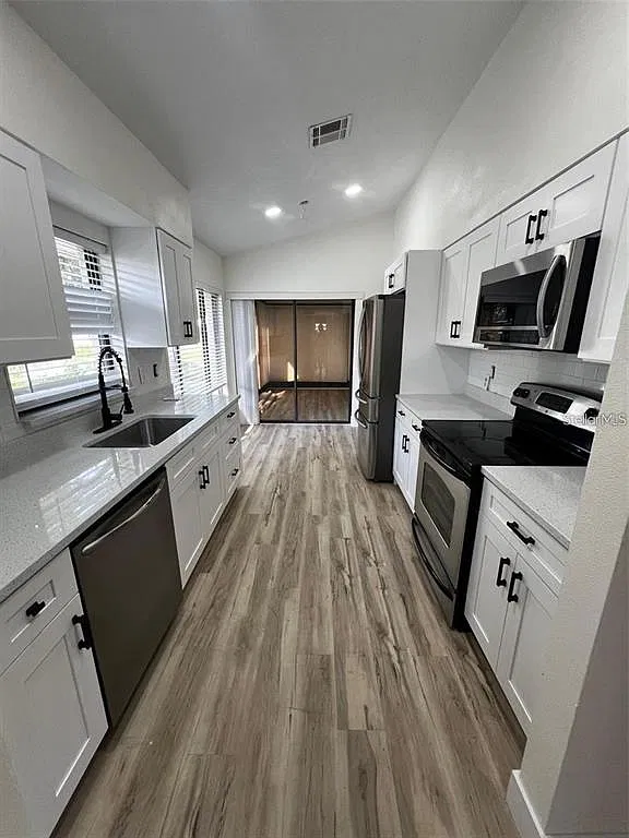 3 bed, 2.0 bath, 1401 sqft, $2,200 — Photo 4