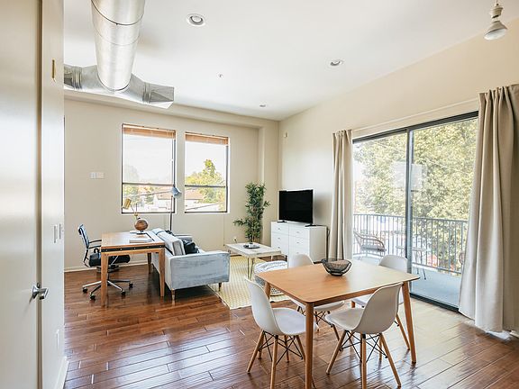 3rd image of 909 El Centro St Unit 210