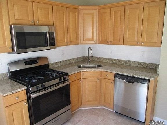 4th image of 6 Tracie Ln