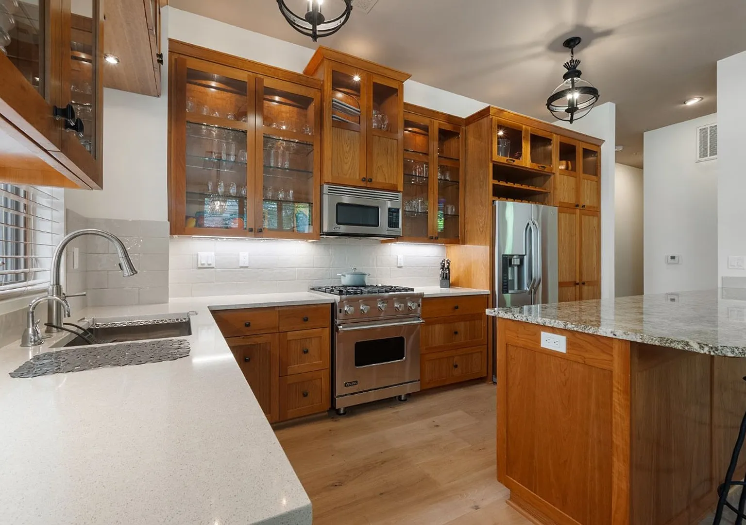 Ground-Floor Corner 2BR + Den at Riverstone Private Courtyard Entrance & Terrace (Pearl District) — Photo 4