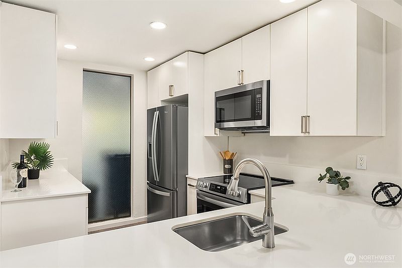5th image of 13835 NE 69th Street #677