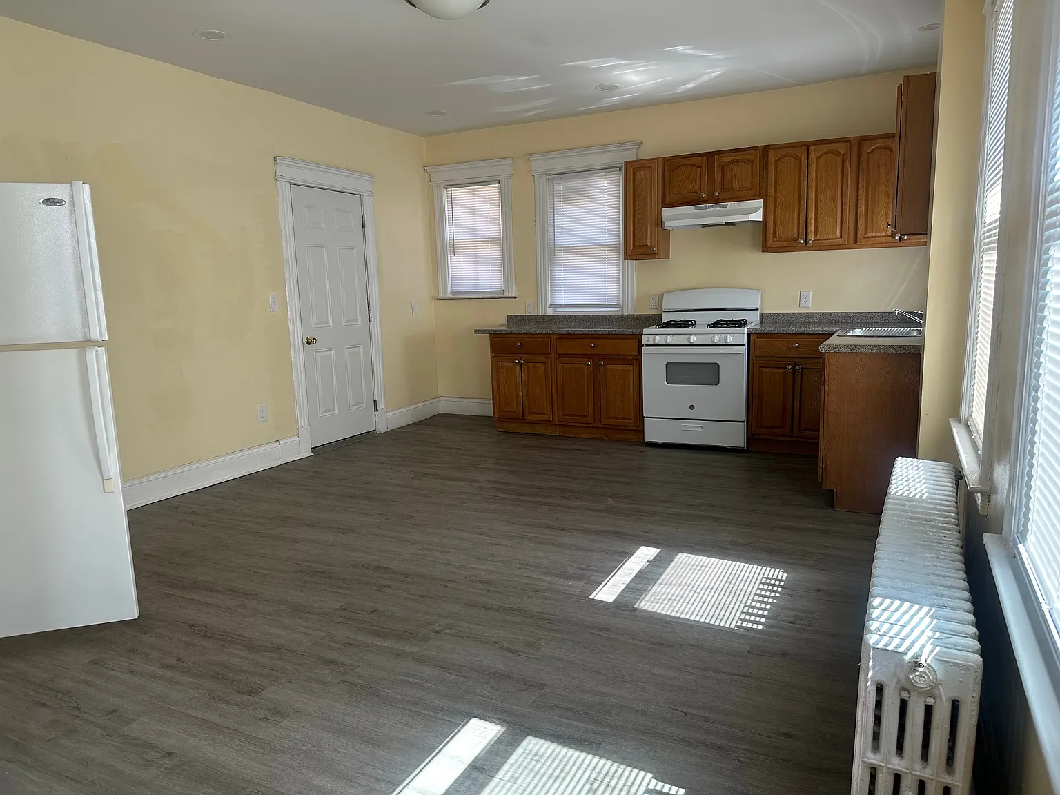 3 bed, 1100 sqft, $1,800 — Photo 1
