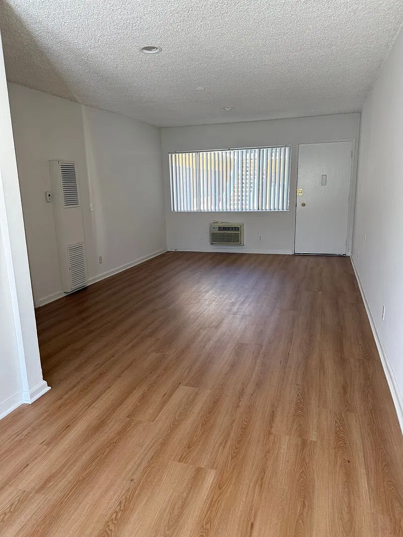 18401 Malden Apartments — Photo 3
