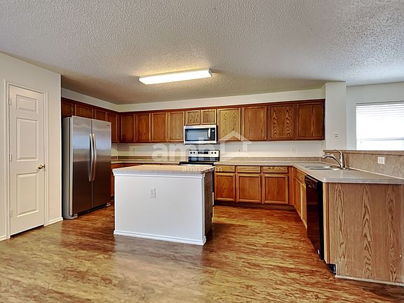 3rd image of 5316 Throckmorton Dr