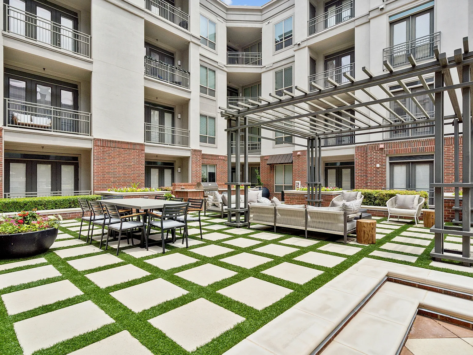 ALARA Uptown Luxury Apartments — Photo 4