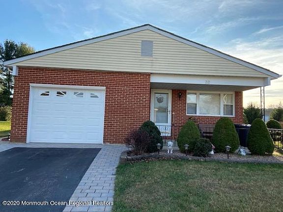 5th image of 32 Pine Valley Dr