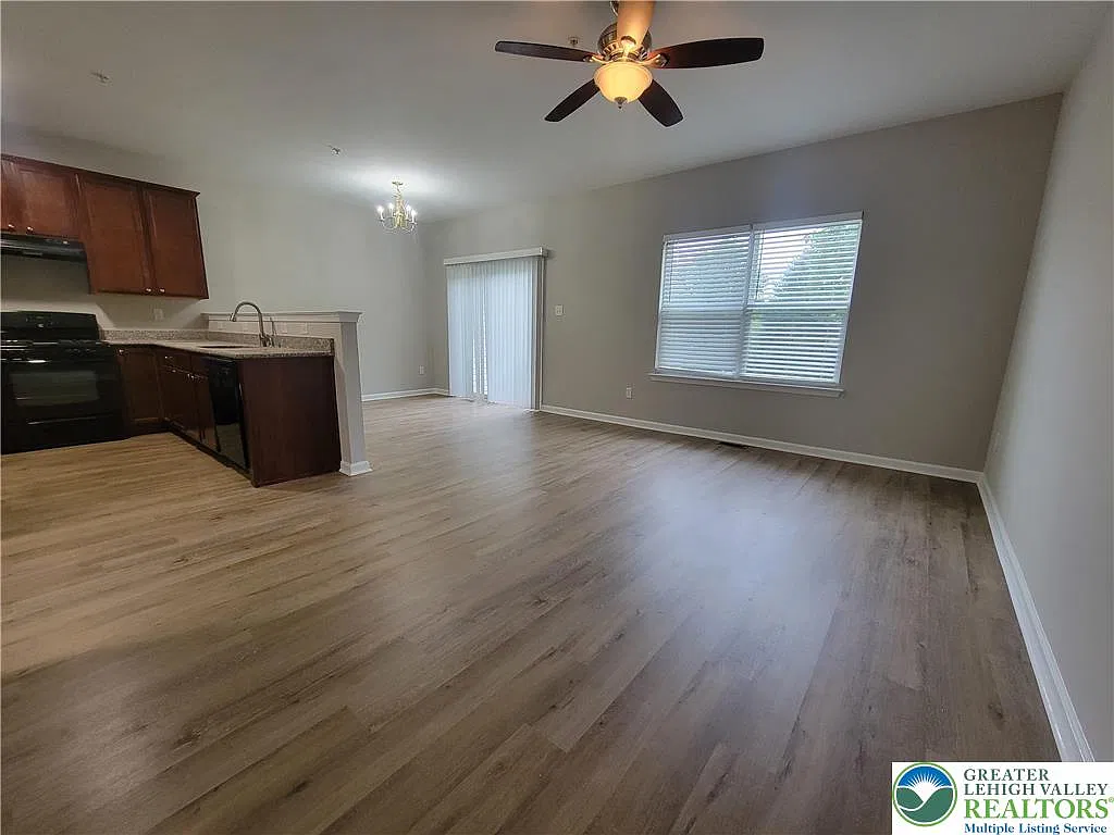 3 bed, 2.5 bath, 1645 sqft, $2,550 — Photo 4