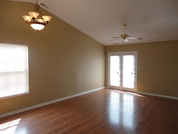 4th image of 5845 Victory Ave