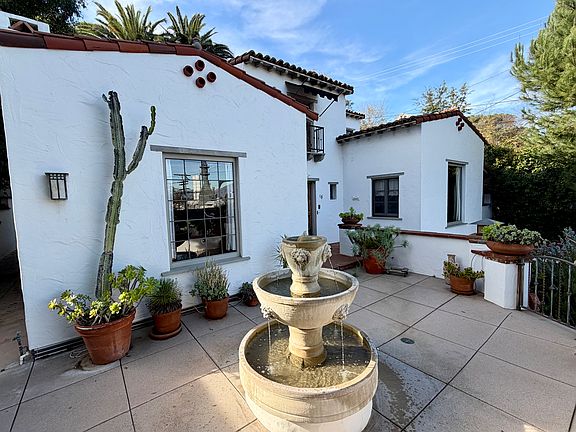 Front Patio incl. Fountain.
