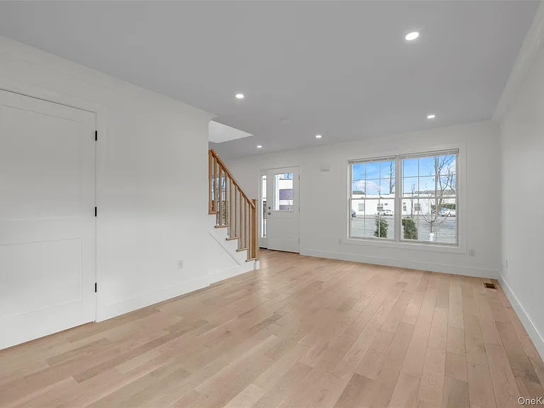 1 Manhasset Ave #B — Photo 12