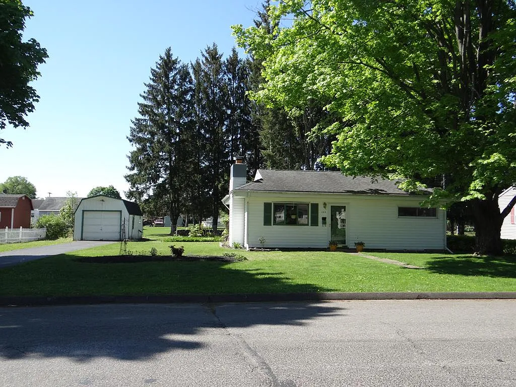 105 Windsor Rd photo 1