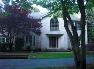 100 Crest Dr, Cranston, RI 02921