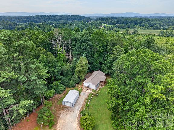 3rd image of 146 Banks View Ln