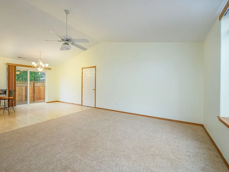 357 NE Faulconer Ct — Photo 3